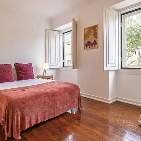 아파트 Charming And Bright Townhouse 3bdr By Lovelystay 리스본