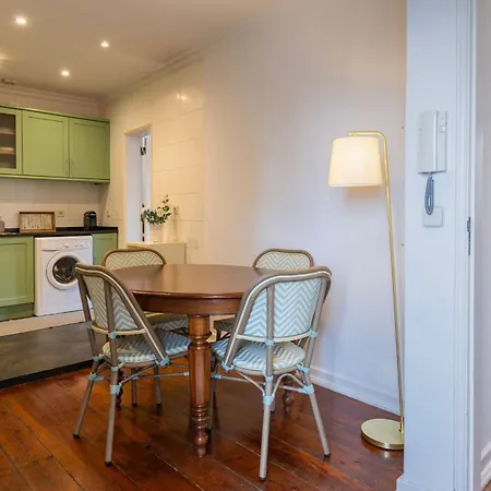 아파트 Charming And Bright Townhouse 3bdr By Lovelystay 리스본