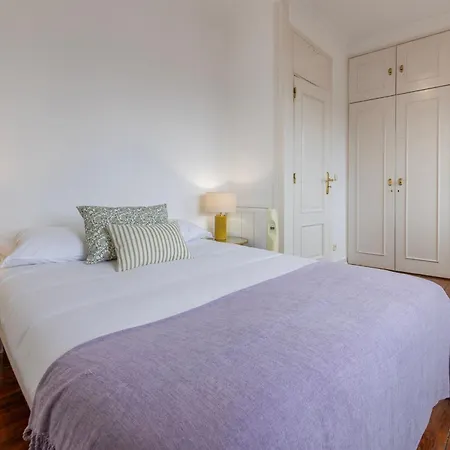 아파트 Charming And Bright Townhouse 3bdr By Lovelystay 리스본
