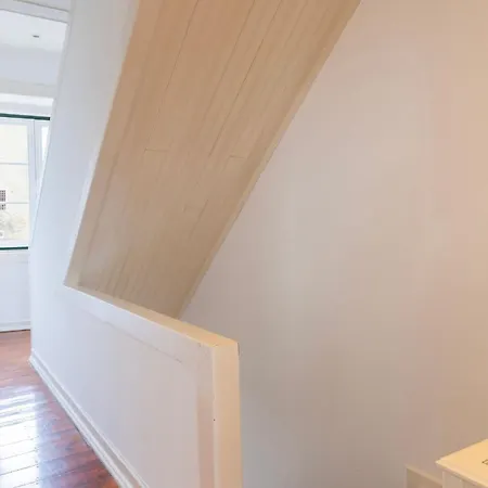 아파트 Charming And Bright Townhouse 3bdr By Lovelystay 리스본