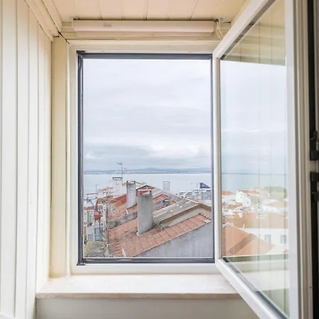 아파트 Charming And Bright Townhouse 3bdr By Lovelystay 리스본